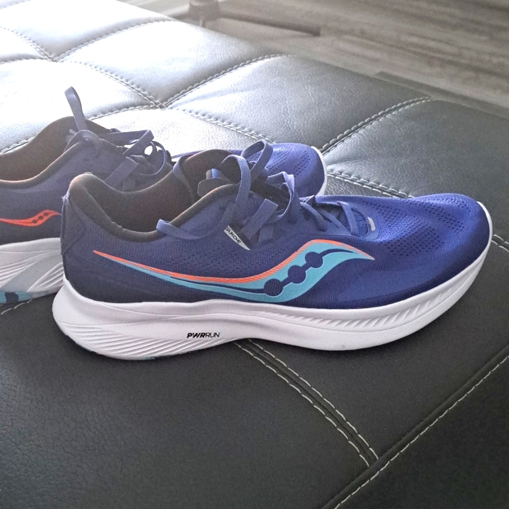 New Saucony guide power run / excellent condition/ great runners / size 11.5